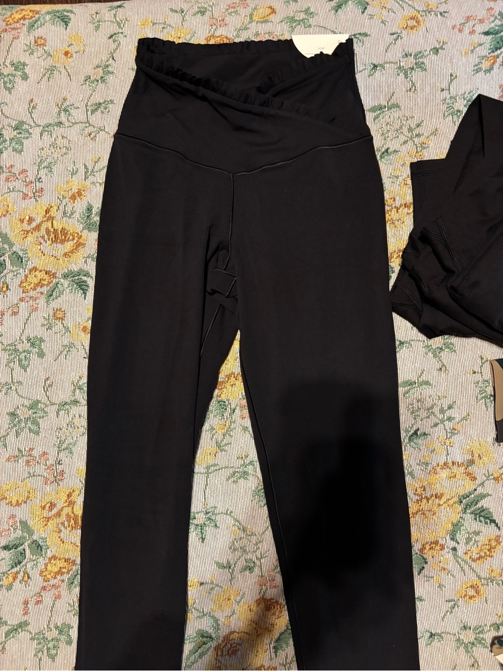 NWT OFFLINE CRISSCROSS RUFFLE LEGGINGS